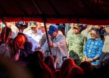 Panglima TNI Dampingi Presiden RI Tinjau Posko Pengungsian dan Dapur Lapangan di Padang Pariaman