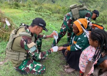 Satgas Yonif 112/DJ Laksanakan Pengobatan Gratis dan Anjangsana kepada Masyarakat Distrik Ilu