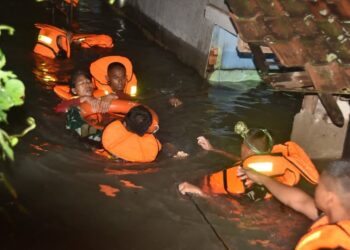 Personel Denma Korpasgat Evakuasi Warga Terdampak Banjir Di Kabupaten Bandung