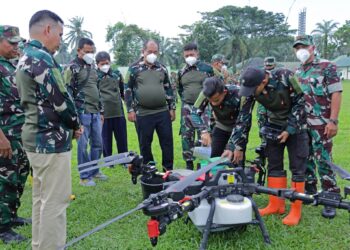 Dandim Bersama Bupati Asahan Menyaksikan Uji Coba Drone Angkut untuk Penyemprotan Lahan Pertanian