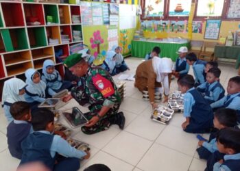 Babinsa di Susoh Konsen Dampingi Penyaluran Program MBG untuk Pelajar Sekolah