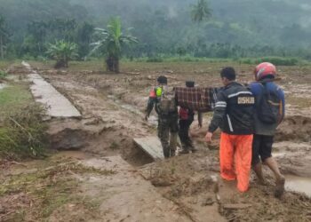 Wujud Nyata Sinergitas Babinsa, Bhabinkamtibmas,Dishub dan Warga Berhasil  Evakuasi Korban Terseret Arus Deras