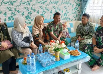 WUJUD KEKELUARGAAN,DANDIM 0208/ASAHAN DIDAMPINGI KETUA PERSIT KCK CABANG XXXV JENGUK ANGGOTA YANG SEDANG SAKIT