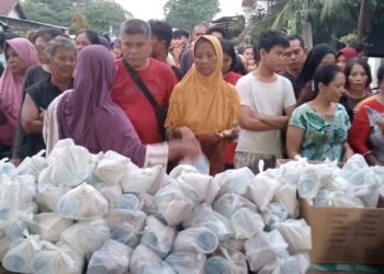 Babinsa Koramil 0201-16/TM Bantu Salurkan Makanan untuk Warga Terdampak Banjir di Desa Bangun Sari Baru