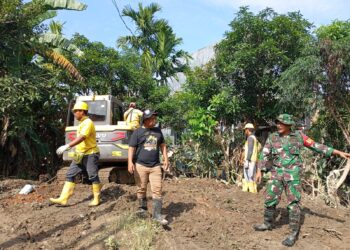 Babinsa Koramil 0201-07/MT Monitor Normalisasi jalan pasca banjir yang berlumpur oleh UPT.Wilayah Kota  Dinas SDABMBK Kota Medan