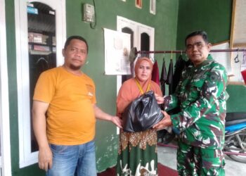 Babinsa Dampingi Pendistribusian Bantuan kepada Warga Terdampak Abrasi Sungai di Batang Anai