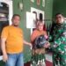 Babinsa Dampingi Pendistribusian Bantuan kepada Warga Terdampak Abrasi Sungai di Batang Anai