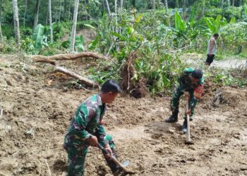 Babinsa Koramil 03/Sungai Sarik dan Warga Gotong Royong Bersihkan Material Longsor di Nagari Koto Dalam Barat