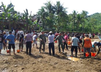 TNI-Polri dan Warga Trenggalek Bergotong Royong Perbaiki Tanggul demi Keamanan Ponpes