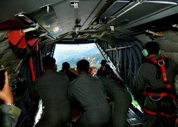 TNI AU Terjunkan Helibox Via Airdrop Bantu Warga Terdampak Bencana di Tapanuli Utara