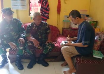 Babinsa Kratonan Datangi Ketua RT Untuk Pendataan Warga di Lapangan