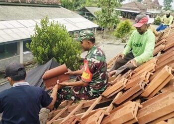 Wujud Kepedulian Terhadap Masyarakat, Babinsa Maron Bantu Pasang Atap Rumah Warga