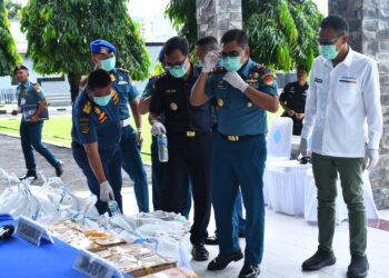 TNI AL GAGALKAN PENYELUNDUPAN RIBUAN LITER MIRAS CAP TIKUS DI SULAWESI UTARA