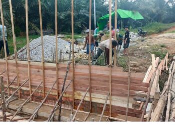 Wujud Kepedulian Kodim 1209/Bengkayang, Bantu Warga Bangun Jembatan