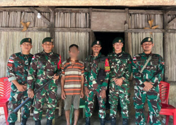 Keberhasilan Pendekatan Humanis, Satgas Pamtas Yonarhanud 2 Kostrad Terima Pucuk Senjata Api dari Warga