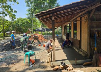 Babinsa Turut Bangun Rumah Warga, Giatkan Kembali Semangat Gotong Royong
