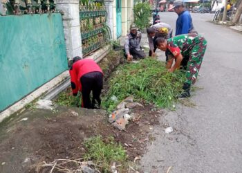 Cegah Banjir, Babinsa Purwosari Pelopori Gotong Royong Bersama Warga Bersihkan Saluran Air