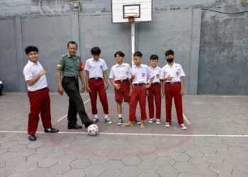 Wujud Cinta Kasih Dan Kedekatan TNI, Babinsa Purwodiningratan Belajar Dan Bermain Bersama Anak-Anak SDN Purwodiningratan