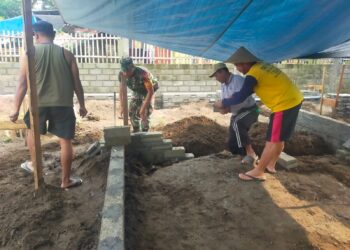 Babinsa Ngadirejo Bantu Perehaban Rumah Dan MCK Warga
