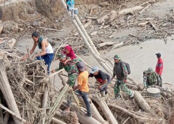 Heroik, Babinsa Kodim 0111/Bireun Evakuasi Lansia Pasca Bencana Banjir