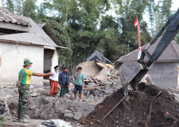 Batalyon Zeni Tempur 10 Kostrad Dalam Bantu Penanganan Dampak Bencana Erupsi Gunung Semeru