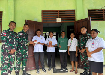 Satgas Pamtas Yonarhanud 2 Kostrad Peringati Hari KORPRI Berikan Bingkisan Untuk Guru di Perbatasan
