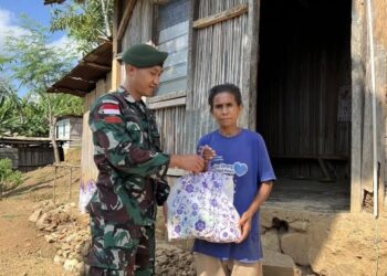 Peduli Sesama, Satgas Yonarmed 12 Kostrad Bagikan Sembako Untuk Warga