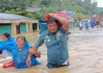 TNI AL EVAKUASI MASYARAKAT TERDAMPAK BENCANA BANJIR DI TAPANULI TENGAH