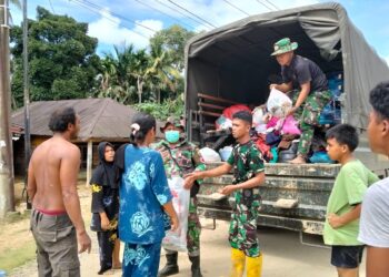 Tim Satgas Gulbencal Kodam I/BB Salurkan Bantuan kepada Warga Terdampak Banjir di Batang Toru