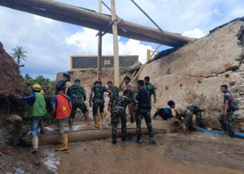 TIM SATGAS GULBENCAL KODAM I/BUKIT BARISAN LANJUTKAN PERBAIKAN JEMBATAN BATANG TORU DI TAPSEL