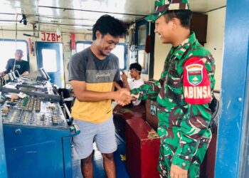 Babinsa Koramil 07/Tambelan Aktif Gelar Komsos Tentang Pencegahan Narkotika dan Miras dengan Kru Kapal LSJ 501