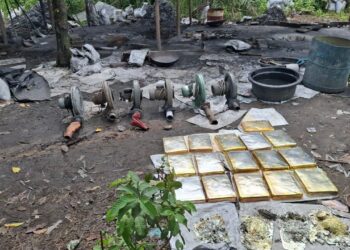 TNI AL YANG TERGABUNG DALAM SATGAS HALILINTAR AMANKAN RATUSAN KG TIMAH BATANGAN DI AIR ANYIR
