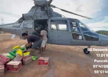 HELIKOPTER TNI AL TURUNKAN BANTUAN BAGI MASYARAKAT DI TAPANULI TENGAH