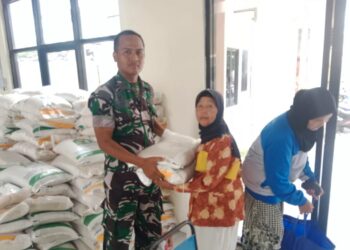 Sinergi di Garis Desa: TNI-Polri Dampingi Warga Terima Bantuan Pangan di Sukorejo Trenggalek