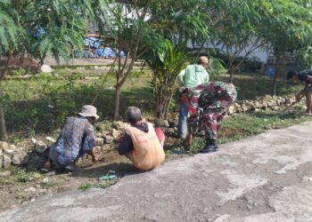 Babinsa Desa Dawuhan Sertu Fanda Bersama Warga Gelar Kerja Bakti Bersihkan Lingkungan