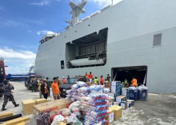 KRI SEMARANG-594 TIBA DI NIAS, BANTUAN DIDISTRIBUSI TNI AL MELALUI UDARA