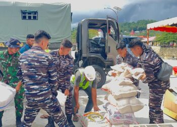 TIBA DI NIAS, KRI SEMARANG-594 SALURKAN BANTUAN KEMANUSIAAN KEPADA KORBAN TERDAMPAK BANJIR