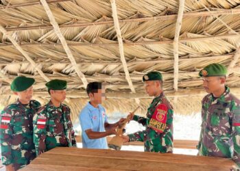 Wujud Pendekatan Humanis, Satgas Pamtas Yonarhanud 2 Kostrad Terima Senjata Api dari Warga Perbatasan