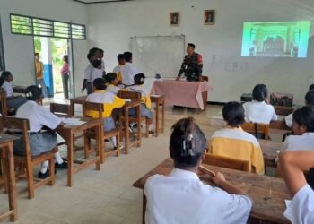 Satgas Yonarmed 12 Tanamkan Wawasan Kebangsaan di SMAK Aloysius Gonzaga Raihat