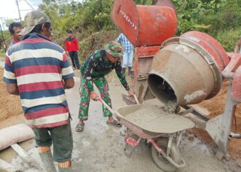 Bahu Membahu, Kodim 1209/Bengkayang Bersama Warga Gotong Royong Pengecoran dan Perehaban Jembatan