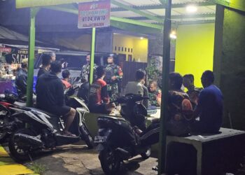 Patroli Humanis Babinsa Koramil 02/Pondok Gede Bersama Tiga Pilar dan Komduk ,Wujudkan Malam Aman dan Kondusif