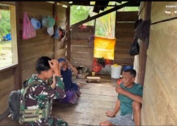 Anggota Pos Subin Satgas Pamtas Kewilayahan RI-PNG Yonif 763/SBA Berikan Pengobatan Gratis kepada Masyarakat Subin