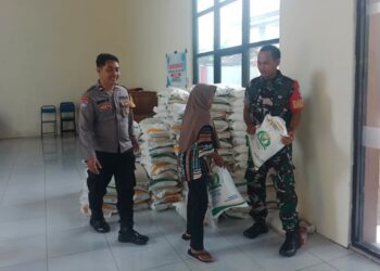 Sinergi di Garis Desa: TNI-Polri Dampingi Warga Terima Bantuan Pangan di Sukorejo Trenggalek