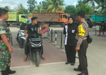 Babinsa Koramil 07/AKB Dan Babinkamtibmas Polsek NA-IX-X Monitoring Stok BBM di SPBU Desa Kampung Pajak