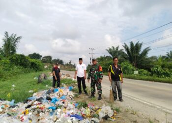 Babinsa Koramil 08/RP bersama Staff Kelurahan Bergotong Royong Membersihkan Sampah