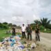 Babinsa Koramil 08/RP bersama Staff Kelurahan Bergotong Royong Membersihkan Sampah