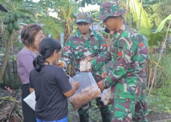 Satgas Yonif 122/TS Dirikan Dapur Lapangan untuk Korban Longsor di Adian Koting