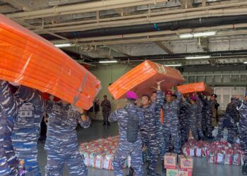 TIBA DI PADANG, KRI SEMARANG-594 DEBARKASI BANTUAN KEMANUSIAAN BAGI MASYARAKAT TERDAMPAK BENCANA