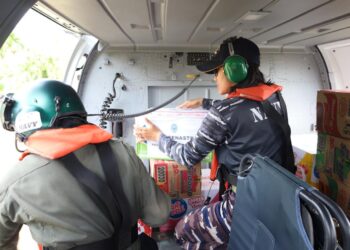 HELIKOPTER HS-1311 TNI AL DISTRIBUSI BANTUAN KEMANUSIAAN DI WILAYAH SIBOLGA