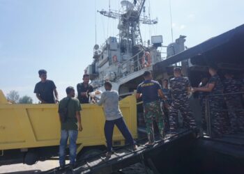 KRI SULTAN THAHA SYAIFUDDIN-376 TUNTASKAN DEBARKASI BANTUAN LOGISTIK DI WILAYAH LHOKSEUMAWE